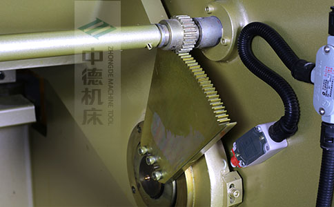 ZDS-450采用高精度刀片間隙調(diào)節(jié)齒輪，經(jīng)過淬火高硬度又耐磨，表面鍍鋅不生銹，長年累月使用依然有很高的調(diào)節(jié)精度.jpg