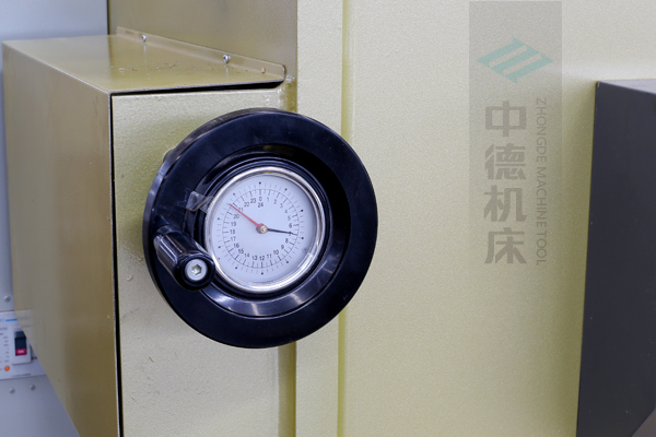 ZDG-640刀片間隙調(diào)節(jié)裝置，設(shè)置在機(jī)架前面，并有刻度顯示，調(diào)節(jié)方便.jpg