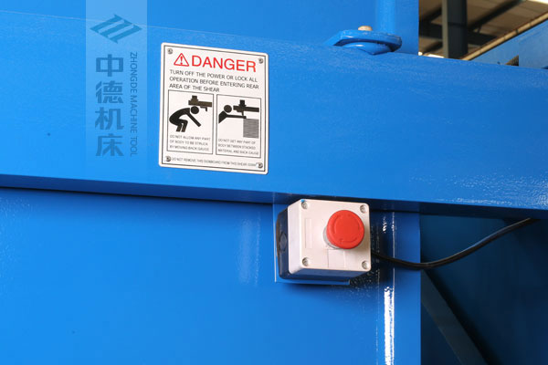 ZDSK-1232剪板機(jī)后部緊急停止按鈕，最大程度保障工人安全.jpg