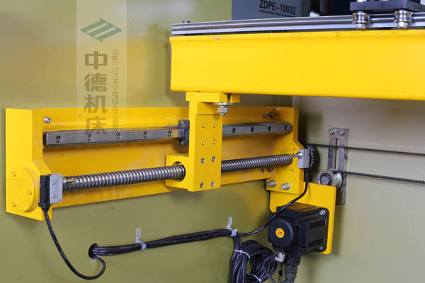 ZDPK-10032X軸配有滾珠絲桿及直線導(dǎo)軌，大功率伺服電機(jī)，鋼絲同步帶，能顯著提升X軸定位精度及速度