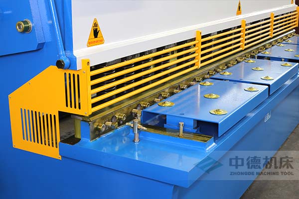 ZDS-2032剪板機(jī)進(jìn)料口，安全防護(hù)，進(jìn)料無(wú)阻，又能直接觀看到燈光對(duì)線的剪切位置.jpg