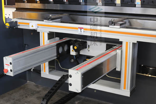 ZDPE10025-4+1軸全封套加強(qiáng)型鋁合金后檔料系統(tǒng)，內(nèi)有成套滾珠絲桿和直線導(dǎo)軌，精度高速度快噪音低.jpg