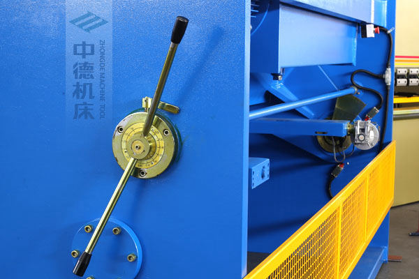 ZDS-432剪板機(jī)刀片間隙手動調(diào)節(jié)器，刻度清淅，調(diào)節(jié)省力又簡便.jpg