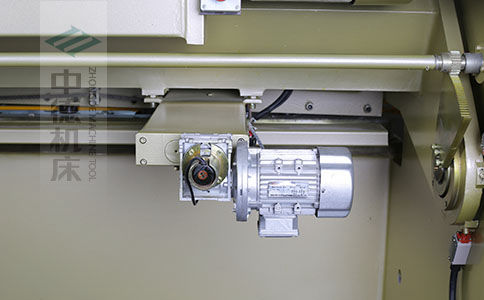 ZDS-1032剪板機(jī)后檔料結(jié)構(gòu)，平行度高，并采用國內(nèi)一流品牌軸承，耐磨抗壓壽命長.jpg